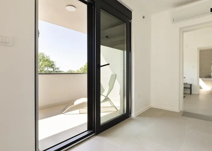 House Nova 3*